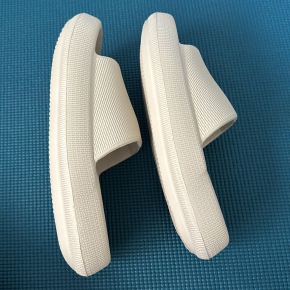 NEW Cloud Slides - Unisex - Picture 3 of 4